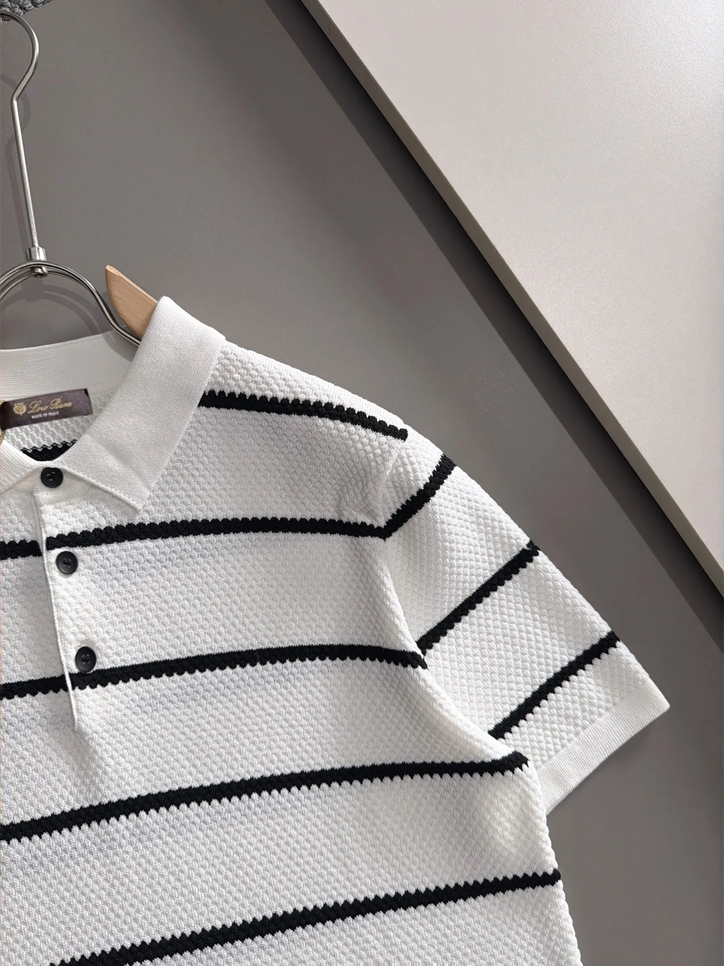 LP high quality Loro Piana 26ss New Arrival men's short-sleeved T-shirt. Made of combed cotton yarn knitted cotton fabric, no pressure when entering and exiting the counter. Exclusive control of raw materials. It feels substantial when weighed, and the upper body is more textured than ordinary T-shirts. This texture can handle the weather easily and is suitable for both hot and cold! Loose fit design, looks noble. The only correct version is available Size: M to 3XL